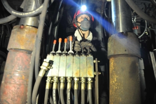 ��ɽú��ߵ�����ú�������ʹ��C86Һѹ֧����ǰ�ƽ�